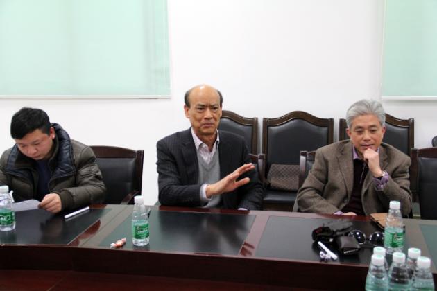 图3、企业副总欧家瑞（中）肯定尊龙凯时人生就是搏举行优异专卖店评选五年来所取得的效果，右一为企业市场总监王勇.jpg