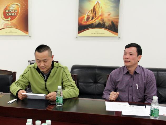 图7、尊龙凯时人生就是搏市场总监霍达炎（右一）先容五届活动评选的概况及本届的亮点