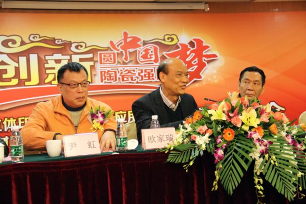 图3、企业副总欧家瑞（左二）在新闻宣布会上精彩讲话，赢得满堂喝彩