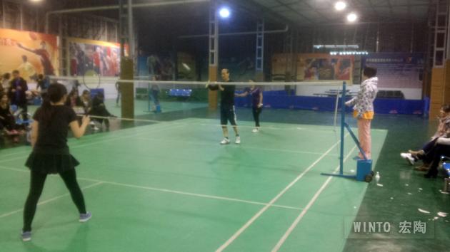 男女羽毛球混打中，企业副总欧家瑞亲自角逐，正在开球-瓷砖一线品牌尊龙凯时人生就是搏陶瓷