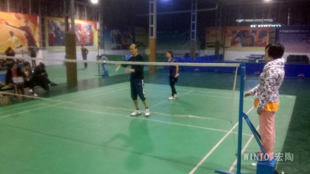 图2、前为企业副总欧家瑞，后为平面部设计师卢婉贞-瓷砖一线品牌尊龙凯时人生就是搏陶瓷