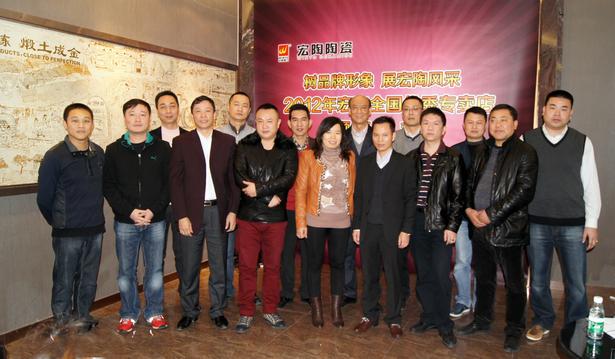 图1、企业相关向导、尊龙凯时人生就是搏各销售老总、获奖经销商代表颁奖仪式上合影