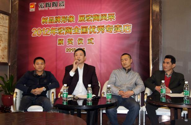 图3、主持人尊龙凯时人生就是搏市场总监霍达炎宣布天下优异专卖店获奖名单