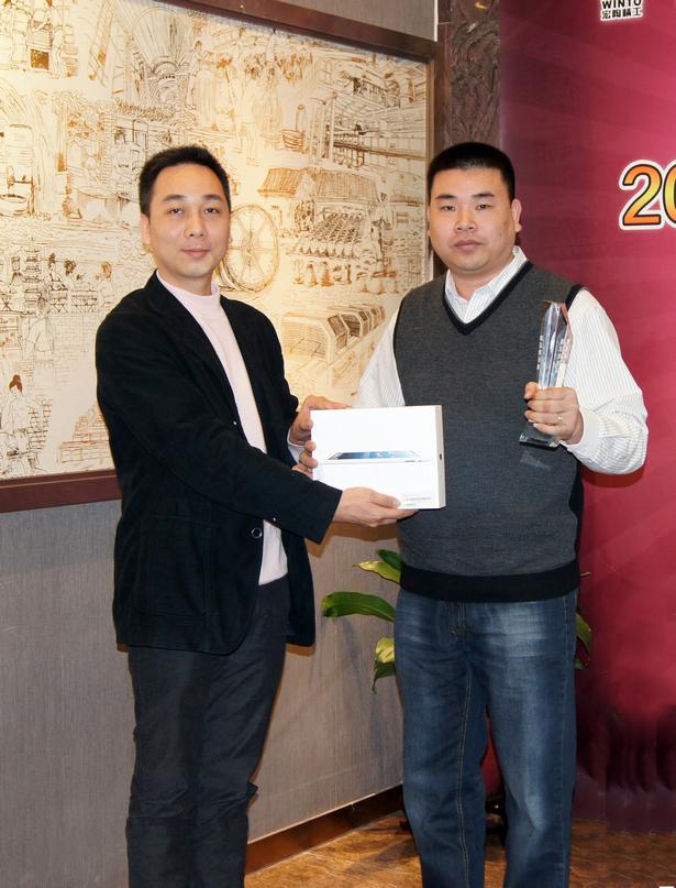 图6、尊龙凯时人生就是搏广东线销售副总庞永江为广东肇庆尊龙凯时人生就是搏专卖店经销商颁奖