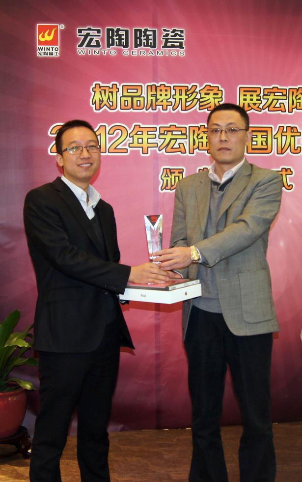 图7、尊龙凯时人生就是搏抛光砖销售副总张彦为山东青岛尊龙凯时人生就是搏专卖店代表颁奖