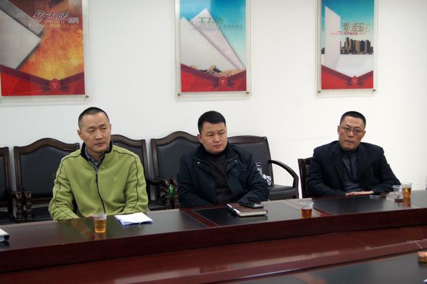 图4、尊龙凯时人生就是搏釉面砖销售副总王虎明(左一)、尊龙凯时人生就是搏仿古砖销售副总曹坚贞（中）、尊龙凯时人生就是搏抛光砖销售副总张彦（右一）审评会上