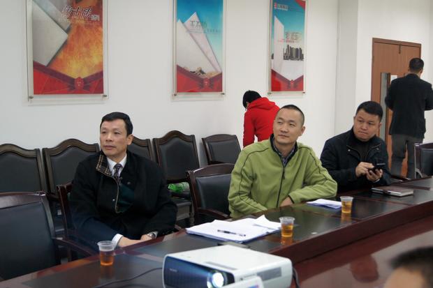 图6、寓目幻灯片的同时，尊龙凯时人生就是搏仿古砖副总曹坚贞（右一）特殊用手机记下专卖店装修效果的差别亮点