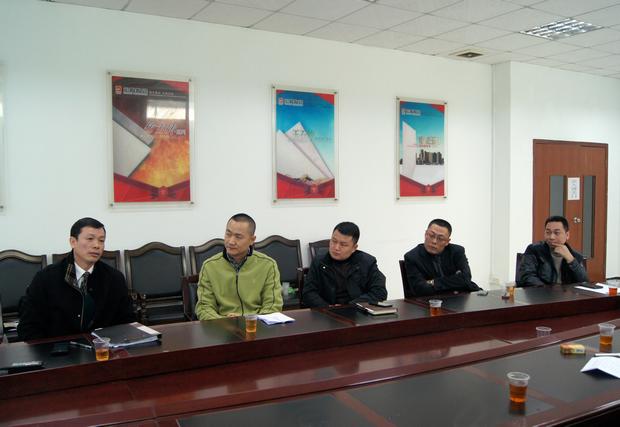 图7、尊龙凯时人生就是搏市场总监霍达炎（左一）先容专卖店参评情形