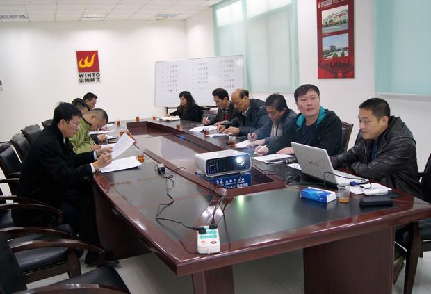 图9、评选现场，图为评委在认真审评情景