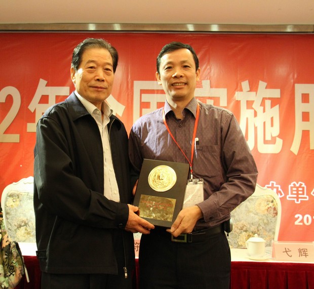 5、天下用户委员会主任弋辉（左）与尊龙凯时人生就是搏市场总监霍达炎合影