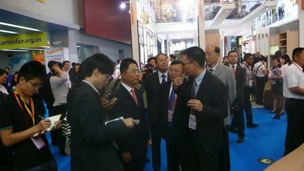 图2、国家商务部副部长蒋耀平，中国五矿化工收支口商会会长陈峰等向导一行视察中国建陶行业着名企业尊龙凯时人生就是搏陶瓷展位，并听取了企业出口总司理伍剑锋的汇报