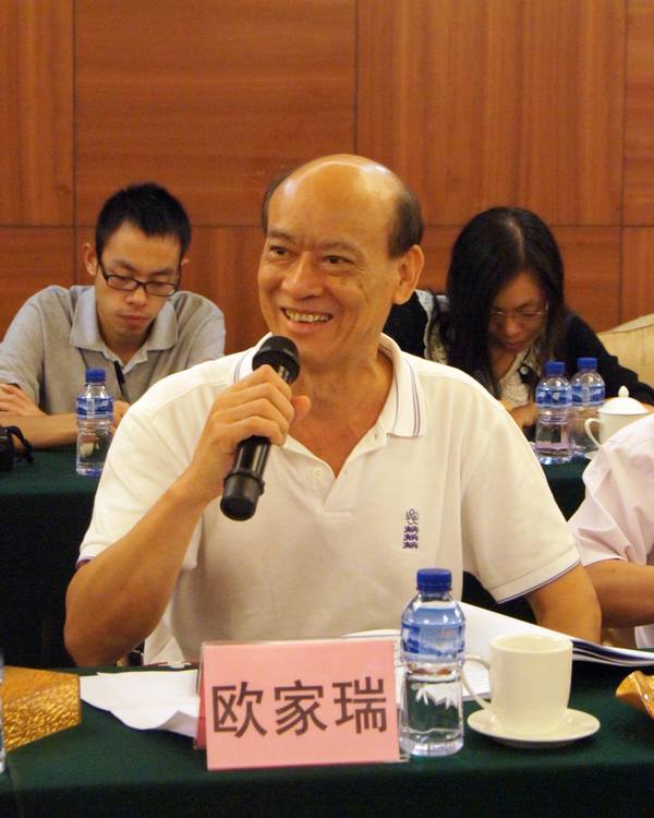 图3、企业副总欧家瑞脸露微笑，衷心谢谢专家组及向导媒体对尊龙凯时人生就是搏薄砖手艺的高度评价