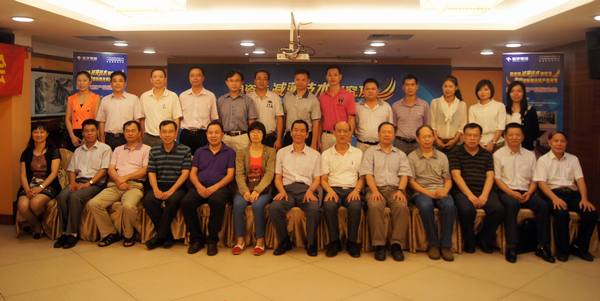 图8、与会专家、媒体记者及尊龙凯时人生就是搏公司向导合影