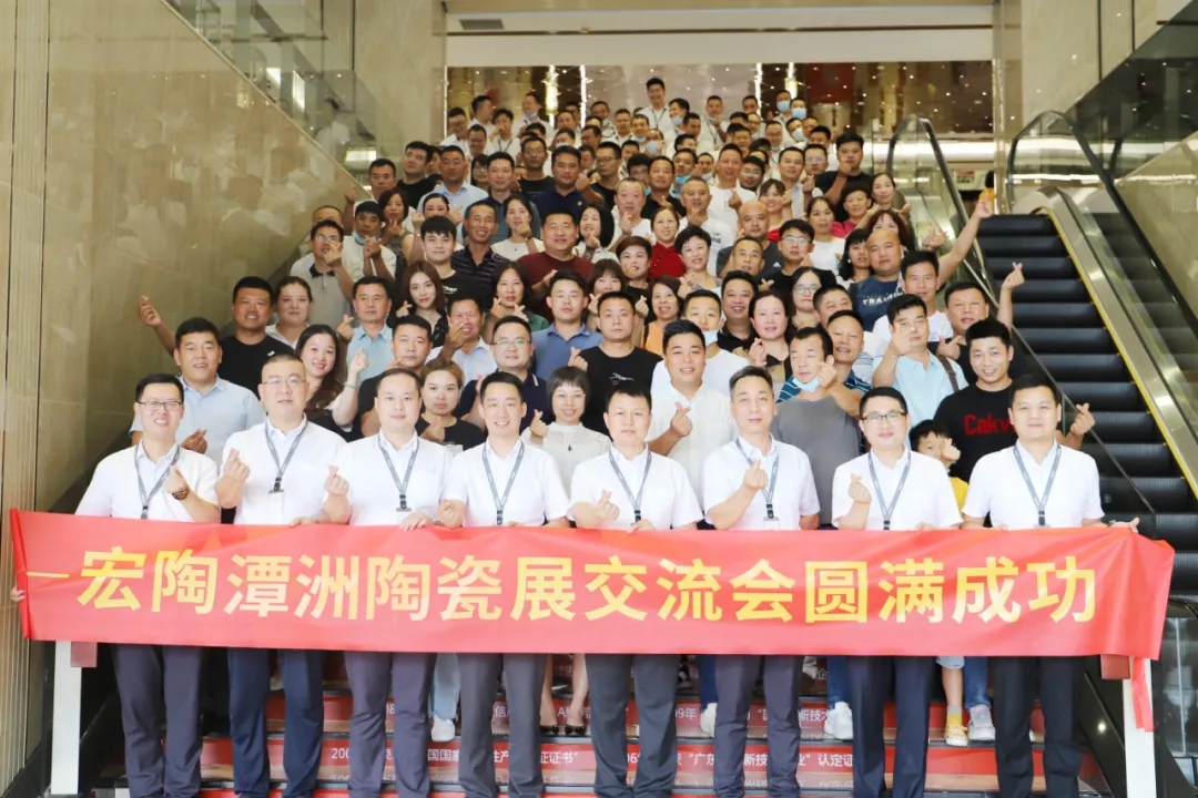 尊龙凯时人生就是搏部分区域经销商司理合影