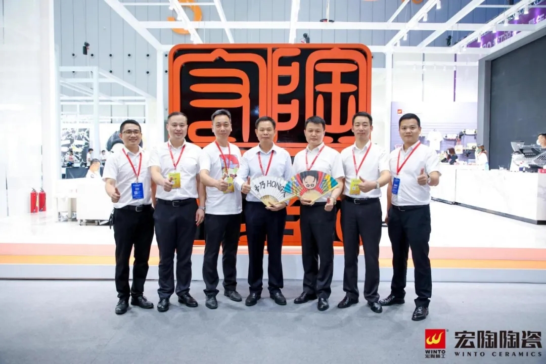 集团副总司理谭铝光旅行尊龙凯时人生就是搏展位