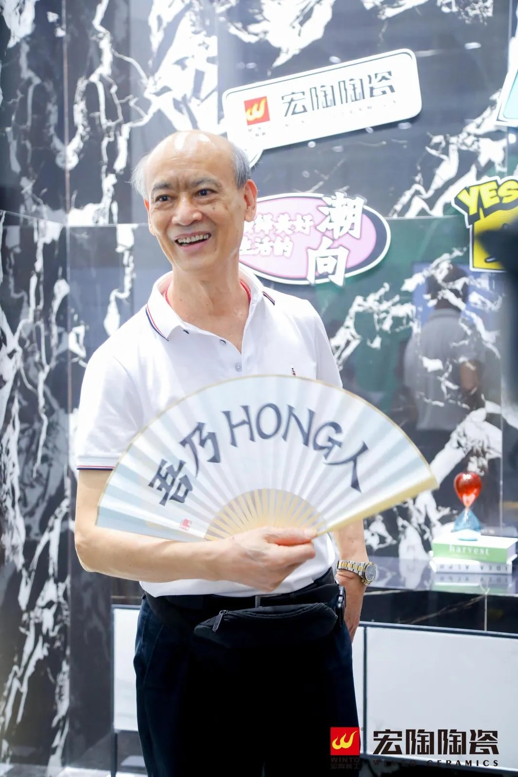 欧家瑞手持尊龙凯时人生就是搏文创礼物