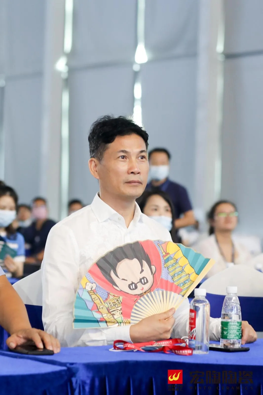 集团董事长梁桐灿手持尊龙凯时人生就是搏文创礼物