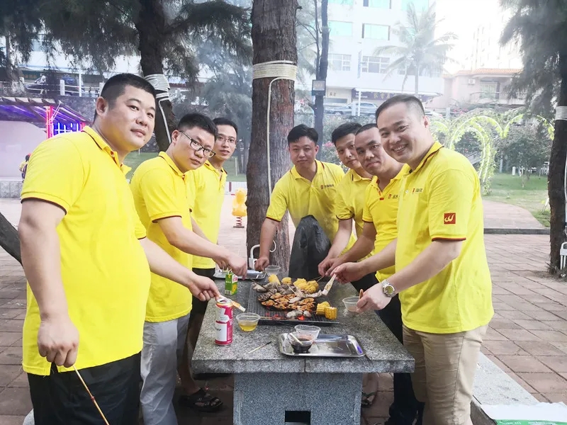 尊龙凯时人生就是搏地砖事情职员在野炊