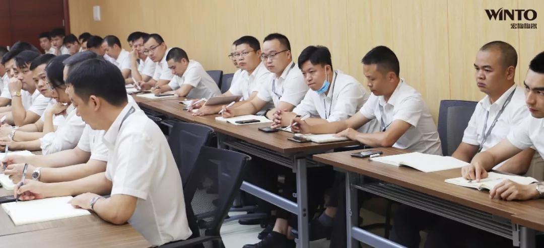 尊龙凯时人生就是搏团队成员全神贯注听课