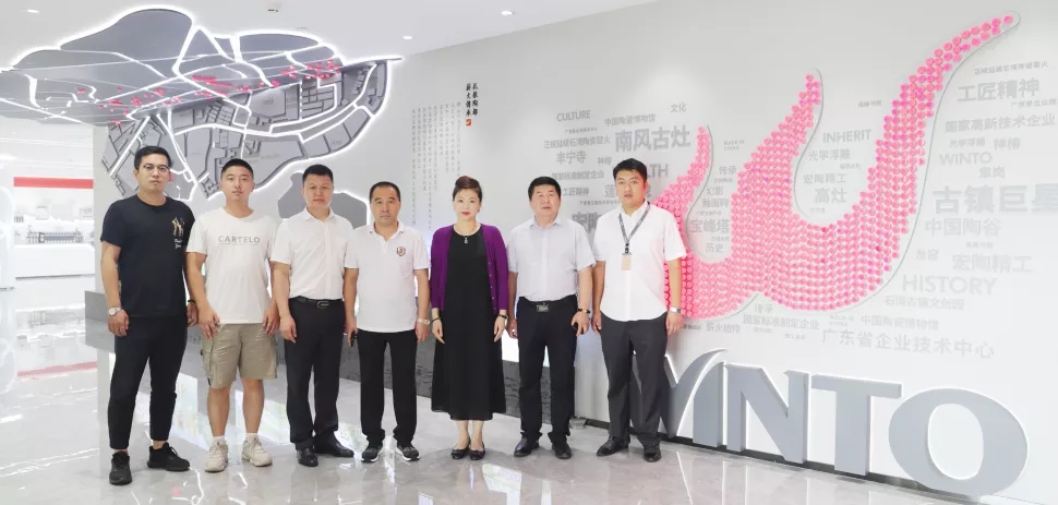 尊龙凯时人生就是搏地砖品牌总司理曹坚贞、哈尔滨尊龙凯时人生就是搏经销商认真人石立祥及尊龙凯时人生就是搏黑龙江区域司理陈富彰等全程陪同。