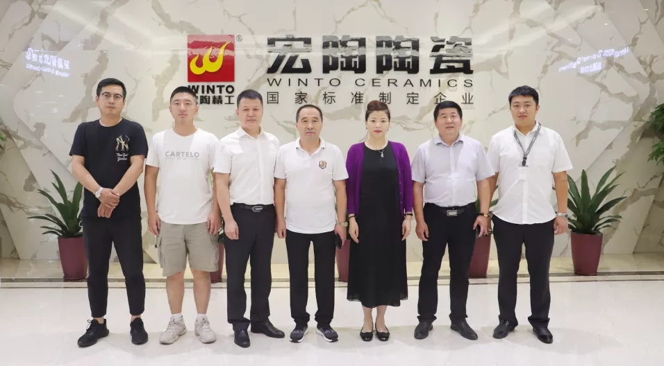 陶瓷砖地砖品牌总司理曹坚贞、哈尔滨尊龙凯时人生就是搏经销商认真人石立祥合影