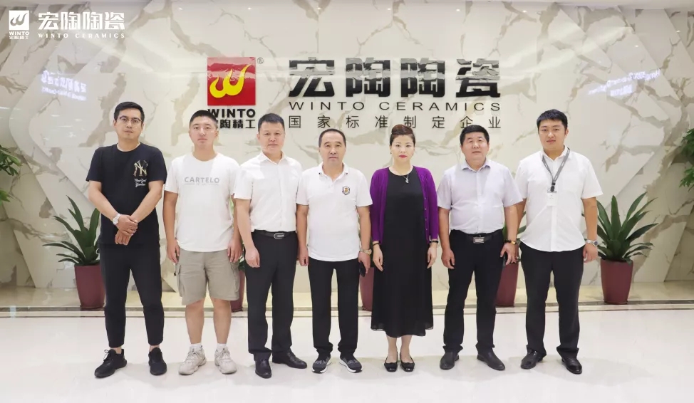 尊龙凯时人生就是搏和地砖向导照相留念