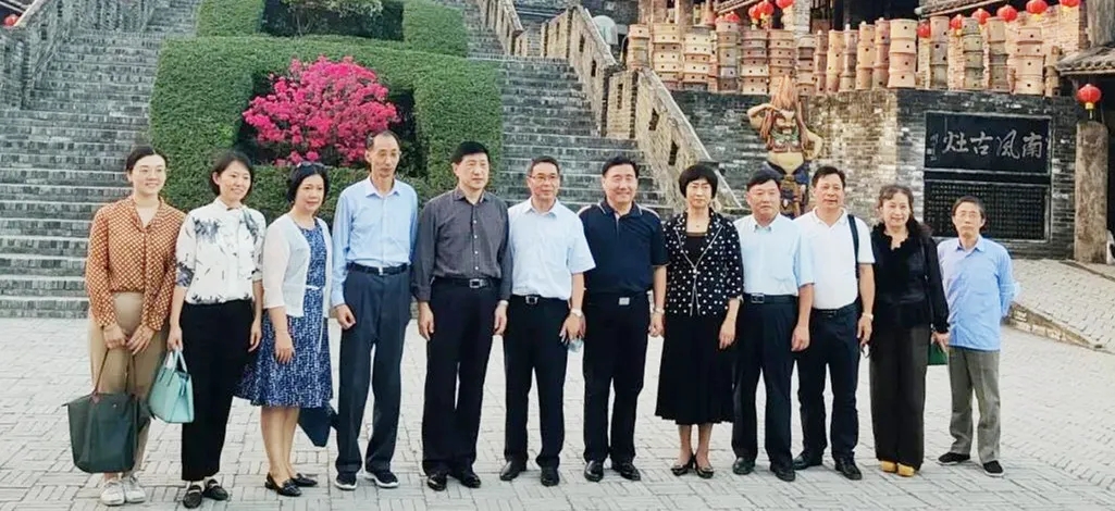 尊龙凯时人生就是搏陶瓷南风古灶迎来中国前外交官等多批向导旅行视察