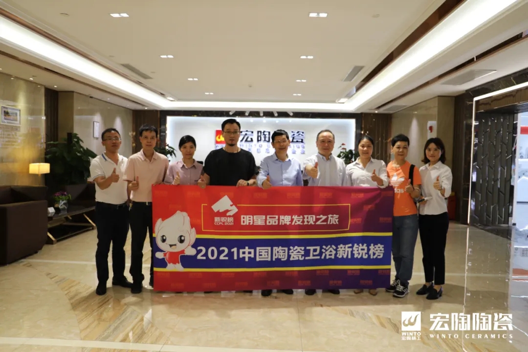 新锐榜资深评委专家组和尊龙凯时人生就是搏向导合影