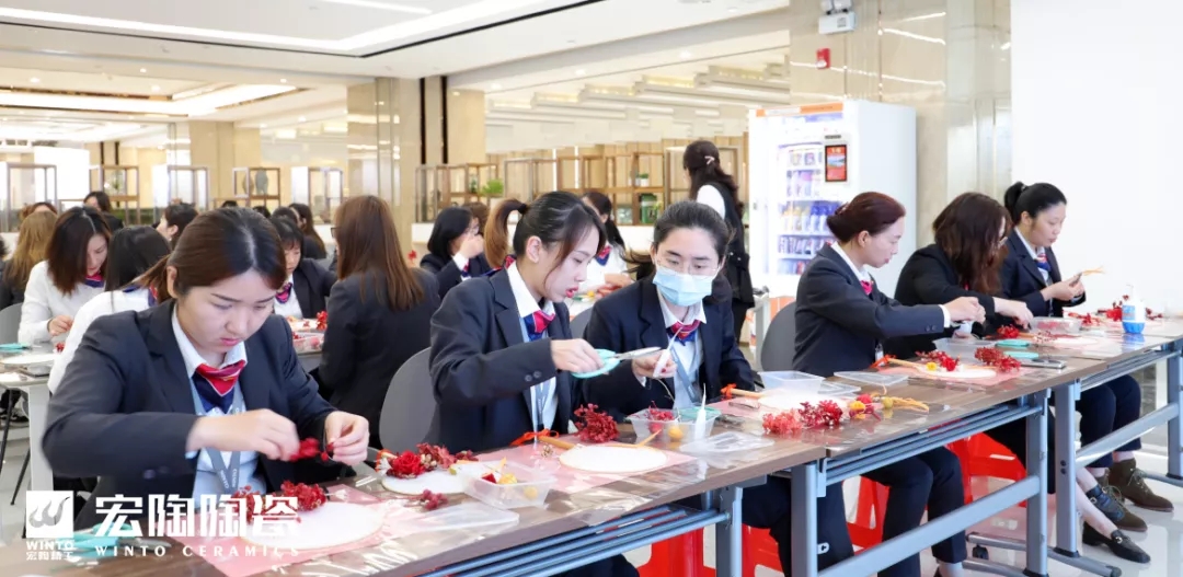 尊龙凯时人生就是搏地砖永生花团扇手作学堂”活动