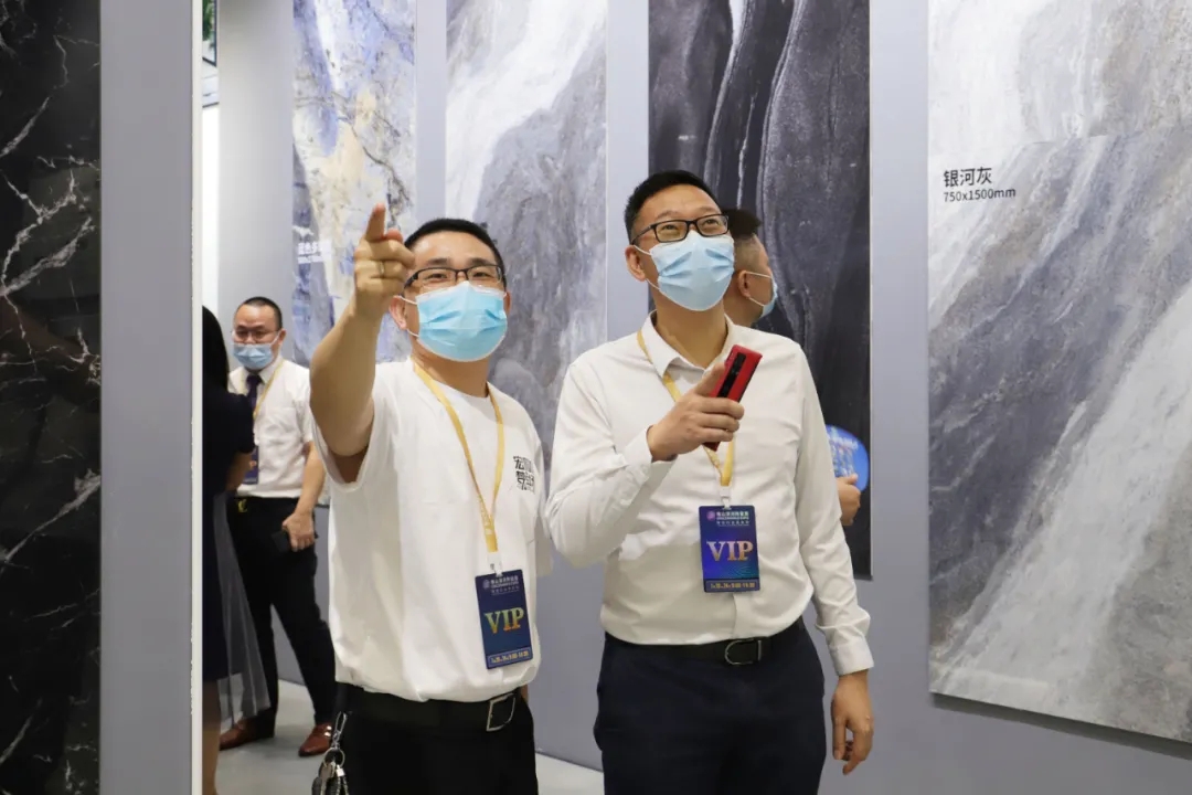 集团董事长梁桐灿、集团向导及尊龙凯时人生就是搏陶瓷高层等打卡“尊龙凯时人生就是搏梦工厂”图