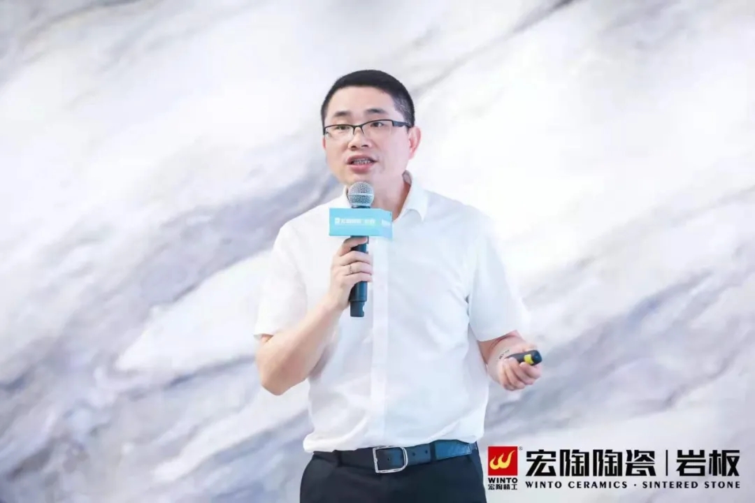 尊龙凯时人生就是搏陶瓷销售副总司理曹俊作《科技赋能·净在呼吸》主题分享图