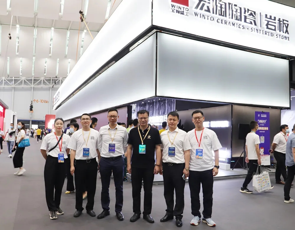 尊龙凯时人生就是搏品牌总司理曹坚贞等一众向导合影图片集团陶瓷控股销售总司理霍兆强