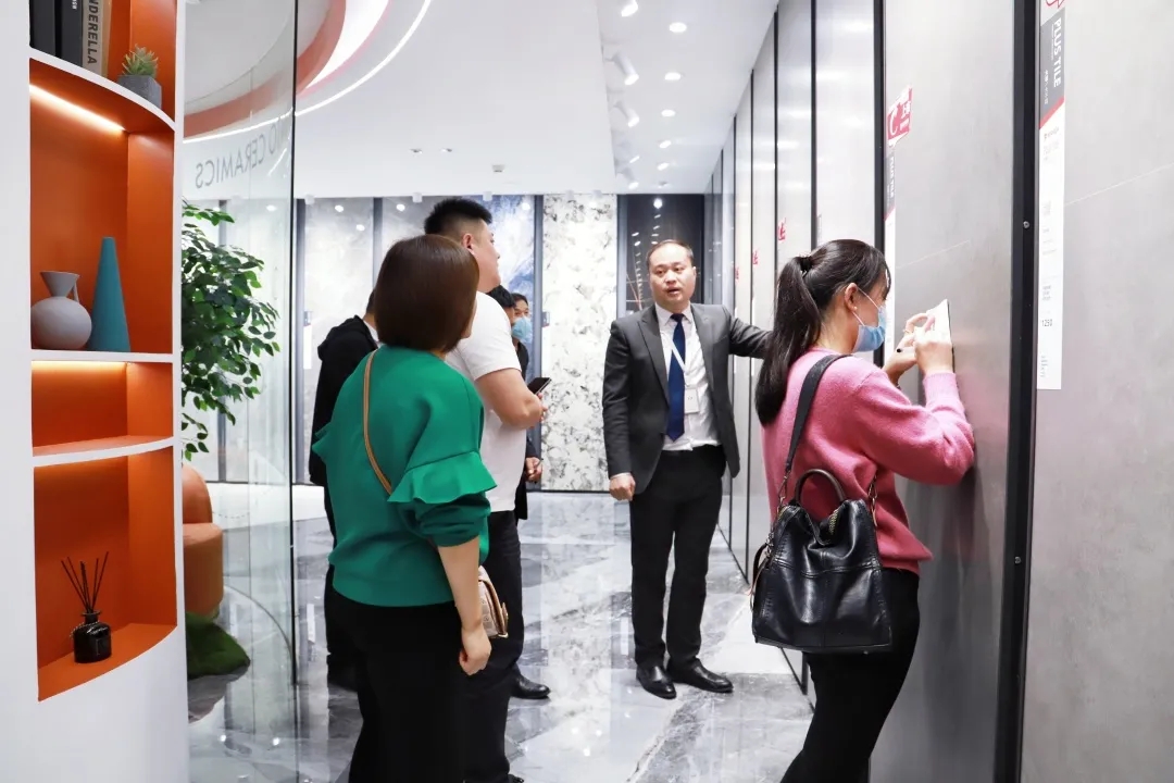 尊龙凯时人生就是搏地砖总部展厅旅行职员现场图