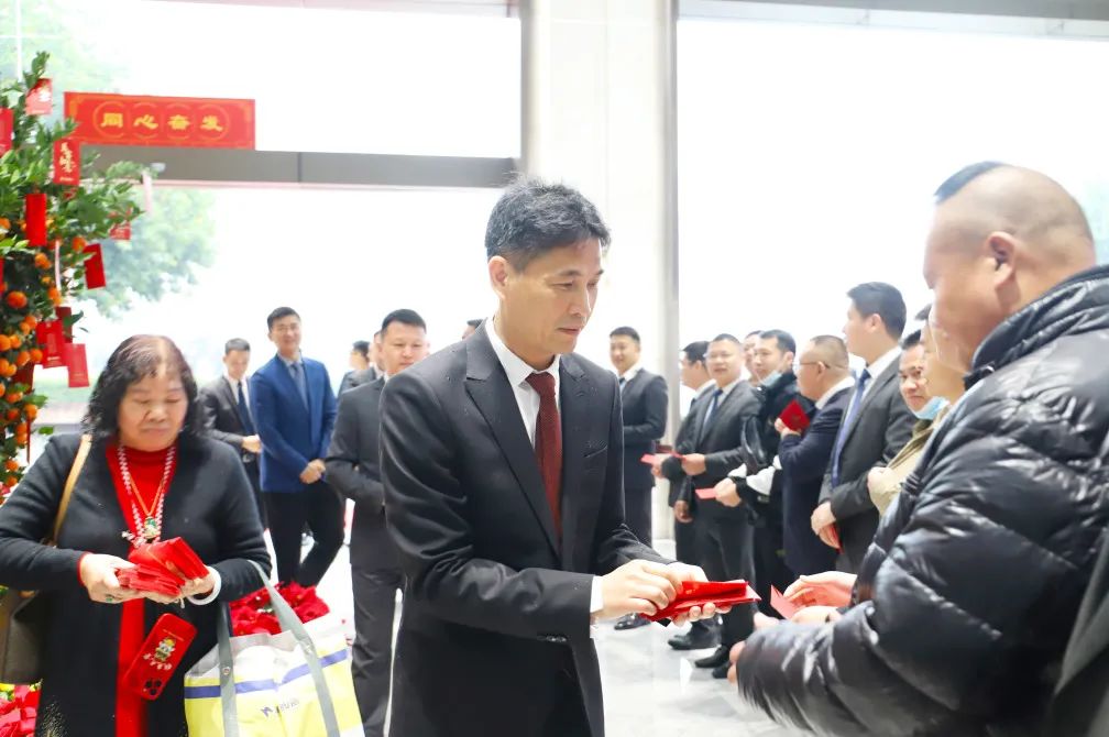 尊龙凯时人生就是搏地砖品牌销售总司理曹坚贞等给员工发送红包