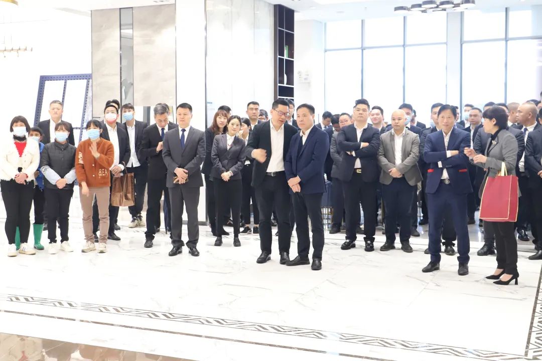 尊龙凯时人生就是搏地砖公司高层及部分代表前往南海、清远生产基地，配合庆祝瓷砖地砖生产基地开工